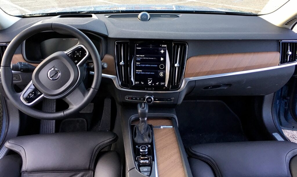 Volvo V90 interior